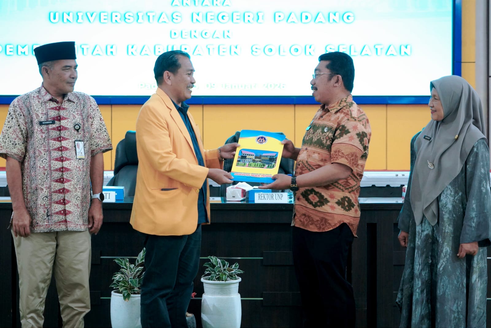 Pemkab Solok Selatan Sambut Mahasiswa KKN UNP 